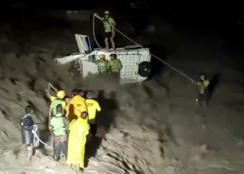 उफनती बीन नदी में पलटी मैक्स, जान बचाने को जूझते रहे 2 लोग; SDRF ने रात में किया साहसिक रेस्क्यू