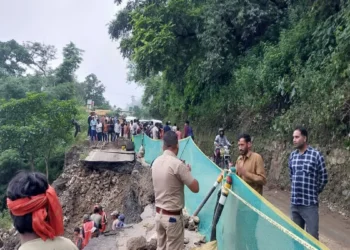 मसूरी-देहरादून मार्ग पर फिर भूस्खलन, पानी वाले बैंड के पास यातायात ठप