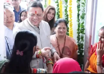राखी बांधने के बाद पैर छूने झुकी महिला, CM धामी ने रोककर जोड़े हाथ; SHG महिलाओं के उत्पादों का किया उत्साहवर्धन