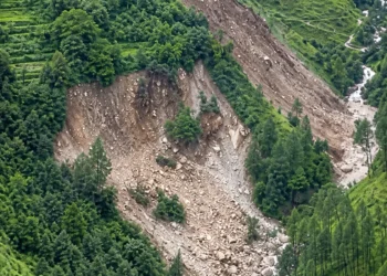 बागेश्वर। लखमारा गांव में भूस्खलन से दहशत, मलबे और बोल्डरों से बढ़ा खतरा; रास्ता और सिंचाई नहर क्षतिग्रस्त