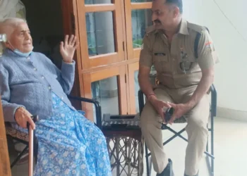 बुजुर्गों के साथ खड़ी दून पुलिस, घर पहुंचकर साइबर फ्रॉड से किया सावधान