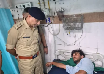 बसंत विहार में पुलिस-बदमाश मुठभेड़, चेन स्नैचिंग का आरोपी पैर में गोली लगने से घायल