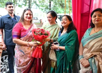 पुलिस लाइन देहरादून में खनकी चूड़ियां, झूले पर सजी तीज की मस्ती; सुनीता बनीं ‘तीज क्वीन’
