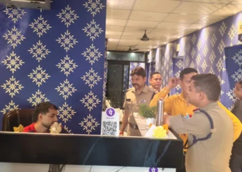 स्पा सेंटरों पर पुलिस की आकस्मिक चेकिंग, तीन संचालकों के चालान