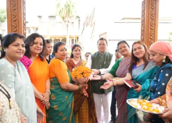 धामी को बहनों ने बांधा रक्षा सूत्र, CM बोले—मातृशक्ति का आशीर्वाद उत्तराखंड के विकास की ताकत