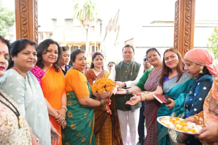 धामी को बहनों ने बांधा रक्षा सूत्र, CM बोले—मातृशक्ति का आशीर्वाद उत्तराखंड के विकास की ताकत