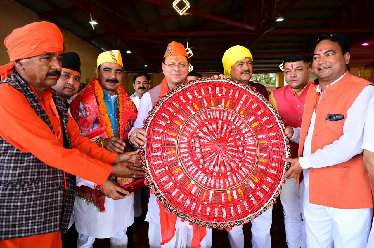 देवीधुरा में फलों-फूलों से बरसी बग्वाल, ऐतिहासिक पाषाण युद्ध के साक्षी बने लाखों श्रद्धालु