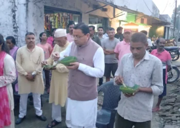 मुख्यमंत्री धामी ने ‘लोकल फॉर वोकल’ को दिया प्रोत्साहन, लोहियाहेड में पैदल पहुंचकर स्थानीय स्टॉल पर लिया टिकी का स्वाद