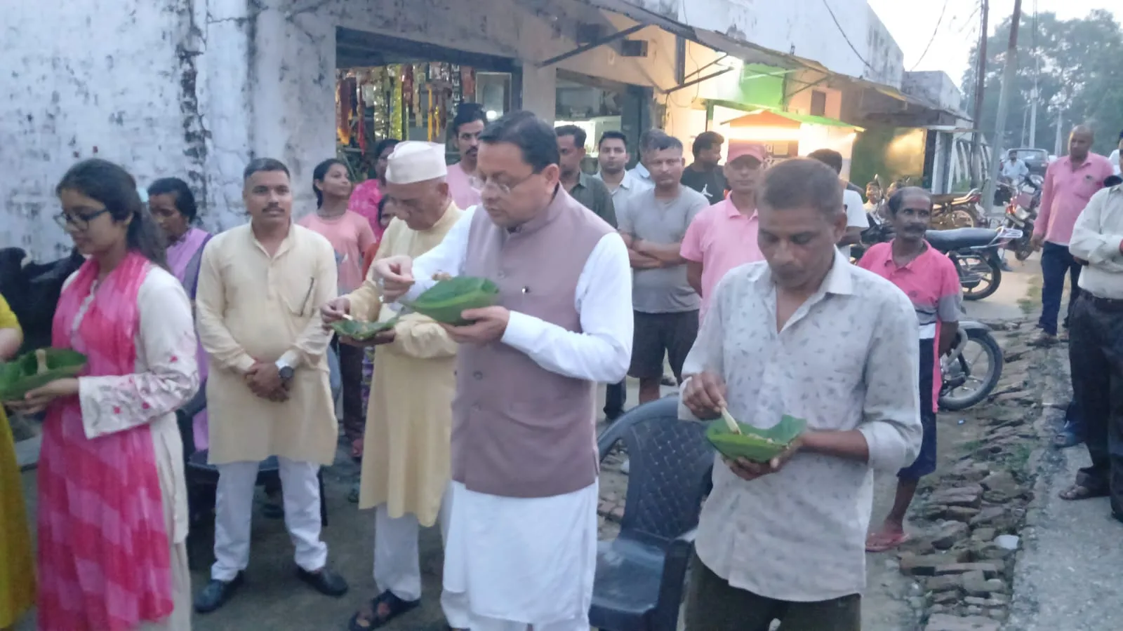 मुख्यमंत्री धामी ने ‘लोकल फॉर वोकल’ को दिया प्रोत्साहन, लोहियाहेड में पैदल पहुंचकर स्थानीय स्टॉल पर लिया टिकी का स्वाद