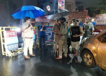 ऑपरेशन नाइट स्ट्राइक: भारी बारिश के बीच दून पुलिस का बड़ा चेकिंग अभियान, 700 से अधिक लोगों से पूछताछ