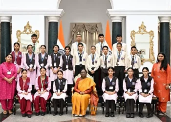 राष्ट्रपति से भेंट कर अभिभूत हुए जनजातीय छात्र-छात्राएं