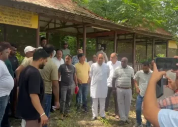सरकार के विकास मॉडल पर सवाल: जीवितों के लिए सड़क नहीं, मृतकों के लिए मोक्ष धाम तक रास्ता नहीं — आर्येंद्र शर्मा