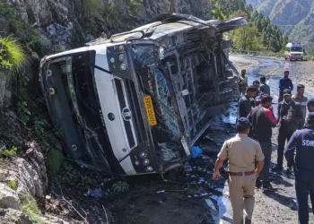 बिग ब्रेकिंग : गंगोत्री हाईवे पर पलटी टूरिस्ट बस, दो चचेरे भाइयों की मौत, 13 यात्री घायल