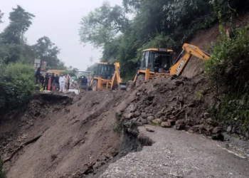 मसूरी-देहरादून मार्ग पर फिर भारी भूस्खलन, पानी वाले बैंड के पास सड़क का बड़ा हिस्सा बहा; यातायात पूरी तरह बंद